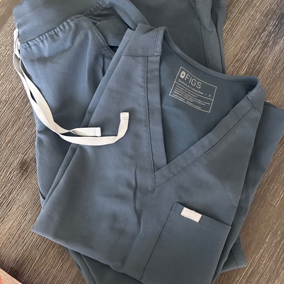 FIGS scrubs sets… original price per set $96 offering $40 per set - Picture 12 of 16